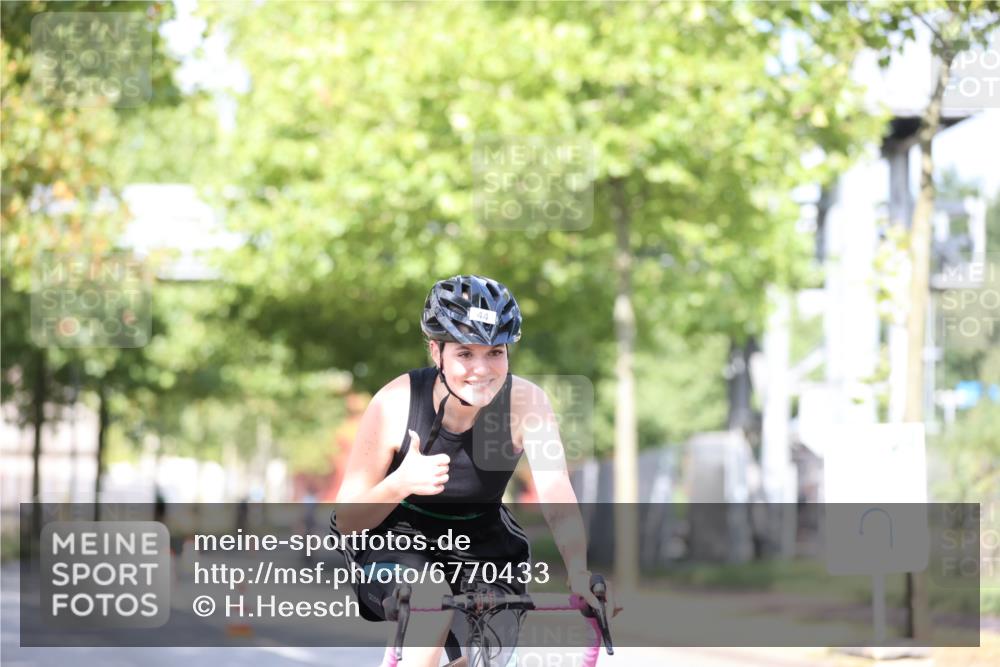 11.08.2024 - GEWOBA Citytriathlon Bremen H.Heesch http://msf.ph/oto/6770433 11.08.2024 10:44:57 Radfahren 13, 44, 54, 97 meine-sportfotos.de