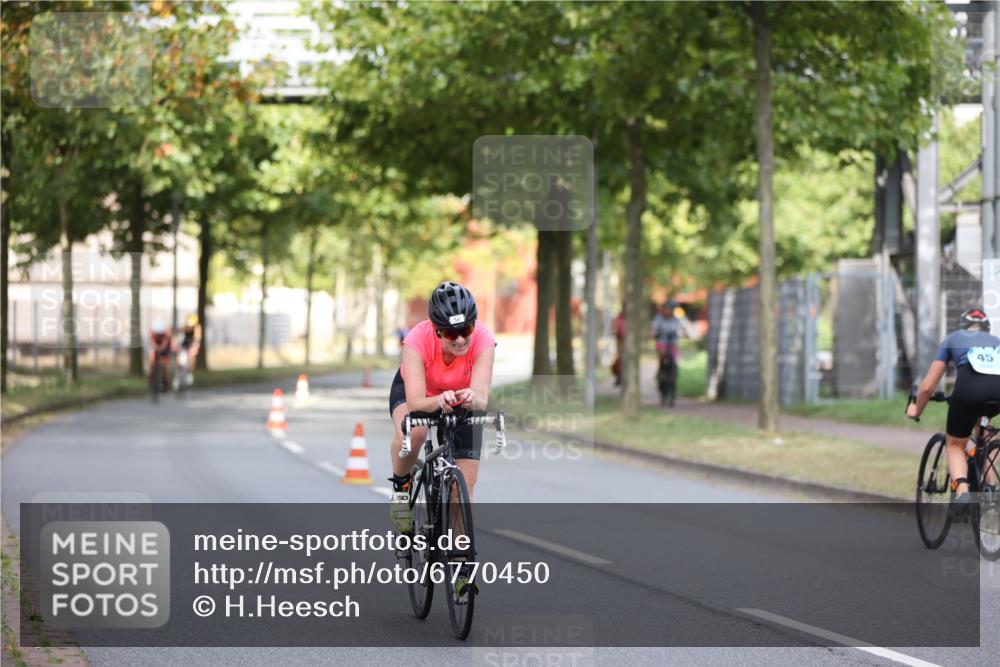 11.08.2024 - GEWOBA Citytriathlon Bremen H.Heesch http://msf.ph/oto/6770450 11.08.2024 10:38:08 Radfahren 3, 52, 56, 94 meine-sportfotos.de