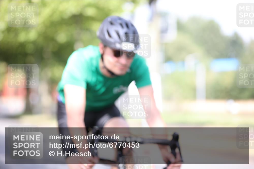 11.08.2024 - GEWOBA Citytriathlon Bremen H.Heesch http://msf.ph/oto/6770453 11.08.2024 10:45:05 Radfahren 13, 51, 54, 97 meine-sportfotos.de