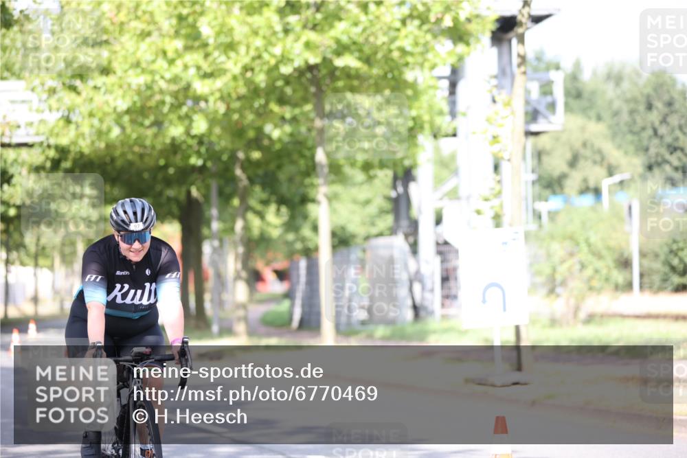 11.08.2024 - GEWOBA Citytriathlon Bremen H.Heesch http://msf.ph/oto/6770469 11.08.2024 10:45:07 Radfahren 13, 51, 54, 97 meine-sportfotos.de