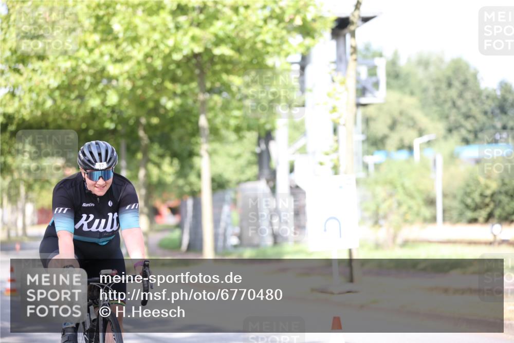 11.08.2024 - GEWOBA Citytriathlon Bremen H.Heesch http://msf.ph/oto/6770480 11.08.2024 10:45:07 Radfahren 13, 51, 54, 97 meine-sportfotos.de