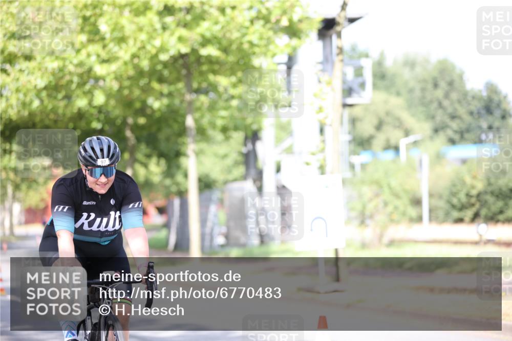 11.08.2024 - GEWOBA Citytriathlon Bremen H.Heesch http://msf.ph/oto/6770483 11.08.2024 10:45:07 Radfahren 13, 51, 54, 97 meine-sportfotos.de