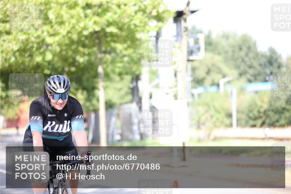 11.08.2024 - GEWOBA Citytriathlon Bremen H.Heesch http://msf.ph/oto/6770486 11.08.2024 10:45:07 Radfahren 13, 51, 54, 97 meine-sportfotos.de