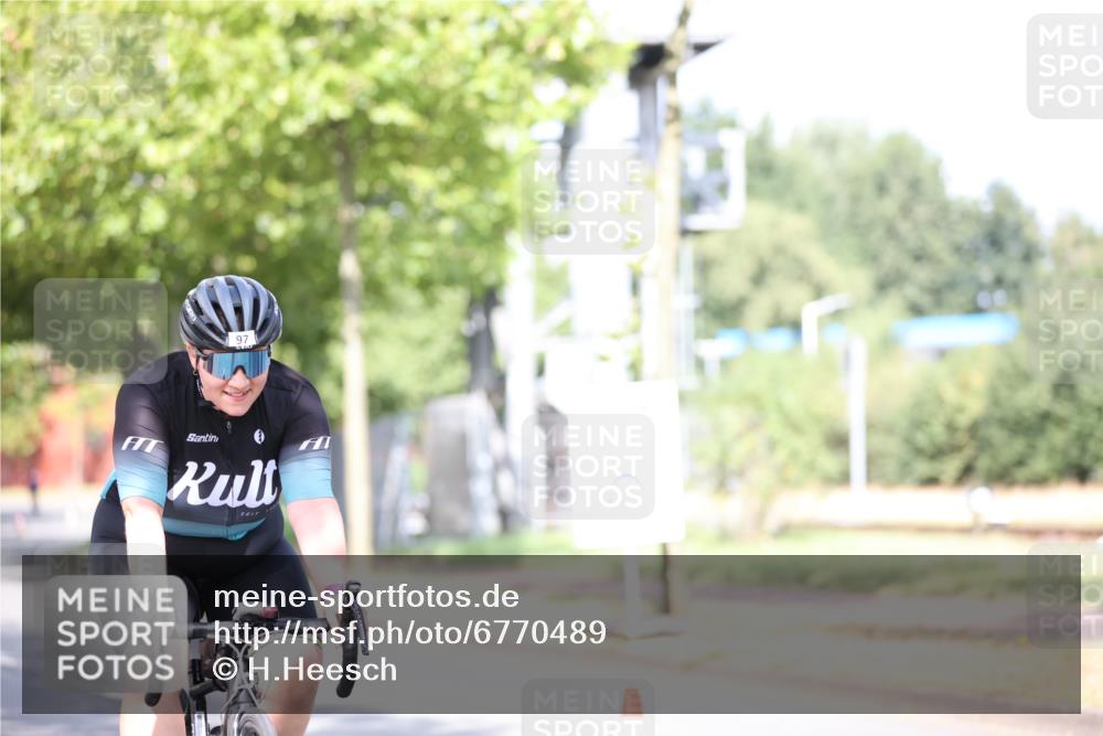 11.08.2024 - GEWOBA Citytriathlon Bremen H.Heesch http://msf.ph/oto/6770489 11.08.2024 10:45:07 Radfahren 13, 51, 54, 97 meine-sportfotos.de