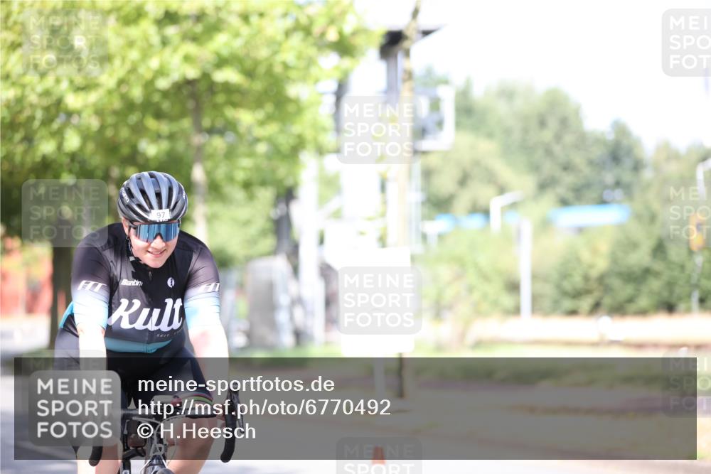 11.08.2024 - GEWOBA Citytriathlon Bremen H.Heesch http://msf.ph/oto/6770492 11.08.2024 10:45:07 Radfahren 13, 51, 54, 97 meine-sportfotos.de