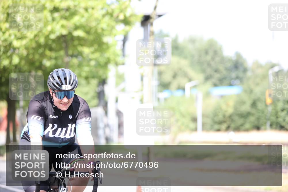 11.08.2024 - GEWOBA Citytriathlon Bremen H.Heesch http://msf.ph/oto/6770496 11.08.2024 10:45:07 Radfahren 13, 51, 54, 97 meine-sportfotos.de