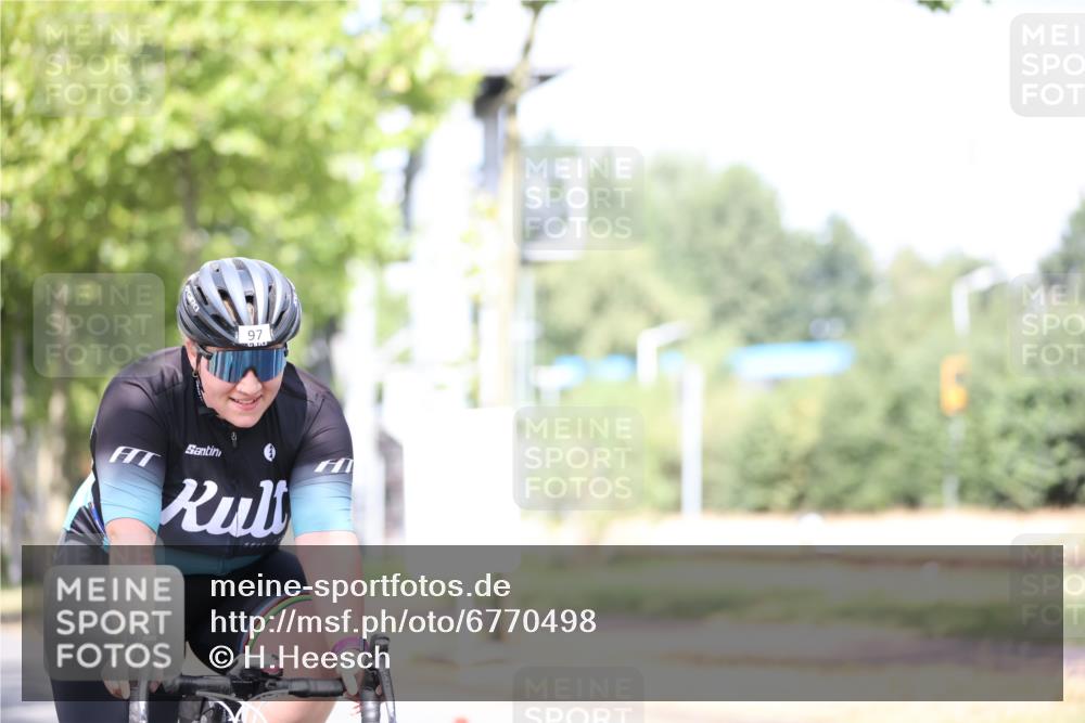 11.08.2024 - GEWOBA Citytriathlon Bremen H.Heesch http://msf.ph/oto/6770498 11.08.2024 10:45:07 Radfahren 13, 51, 54, 97 meine-sportfotos.de