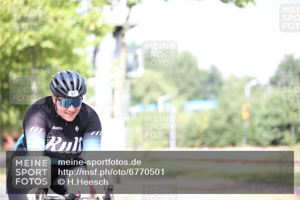 11.08.2024 - GEWOBA Citytriathlon Bremen H.Heesch http://msf.ph/oto/6770501 11.08.2024 10:45:07 Radfahren 13, 51, 54, 97 meine-sportfotos.de