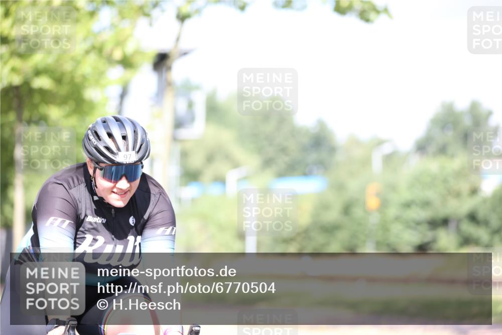 11.08.2024 - GEWOBA Citytriathlon Bremen H.Heesch http://msf.ph/oto/6770504 11.08.2024 10:45:07 Radfahren 13, 51, 54, 97 meine-sportfotos.de