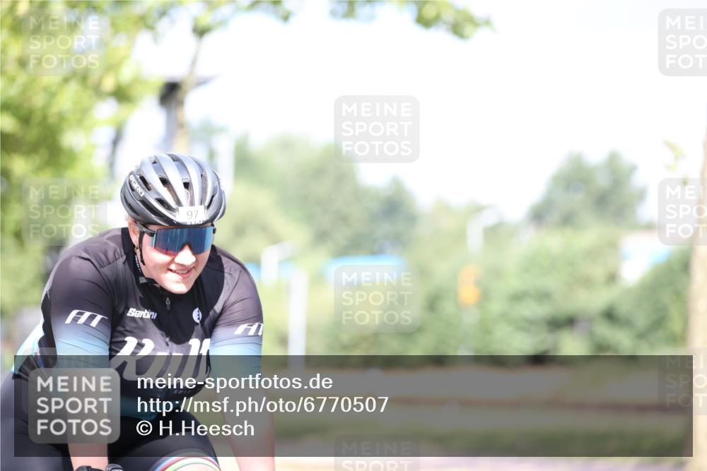 11.08.2024 - GEWOBA Citytriathlon Bremen H.Heesch http://msf.ph/oto/6770507 11.08.2024 10:45:07 Radfahren 13, 51, 54, 97 meine-sportfotos.de