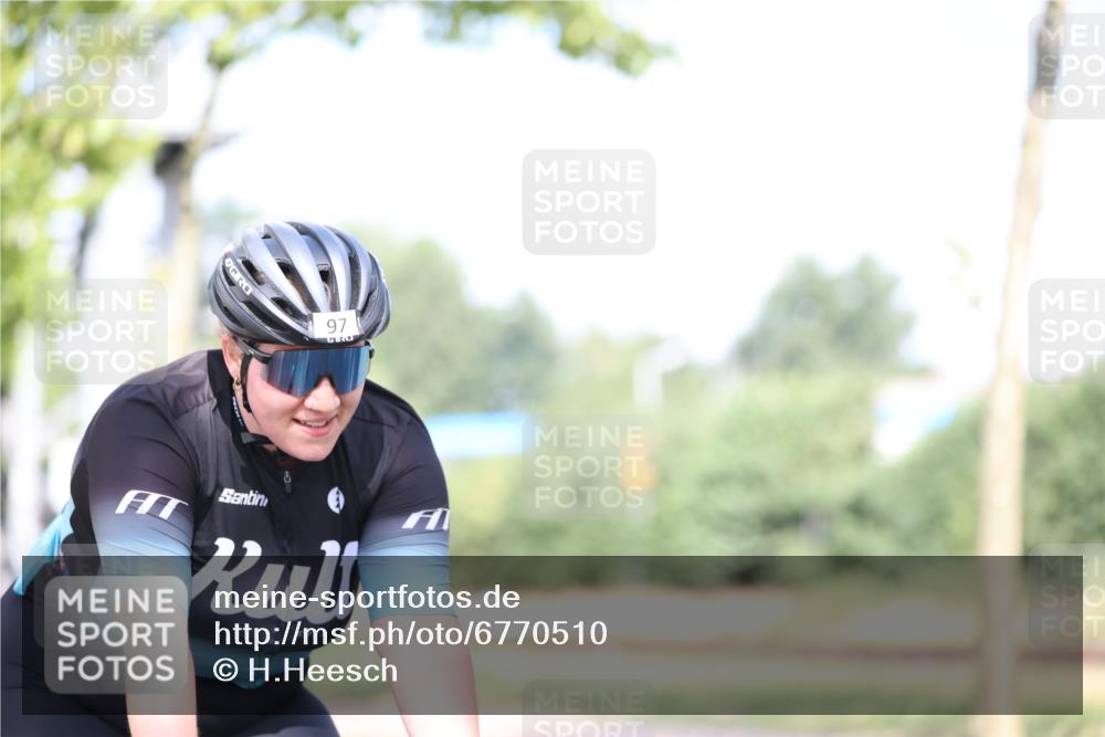 11.08.2024 - GEWOBA Citytriathlon Bremen H.Heesch http://msf.ph/oto/6770510 11.08.2024 10:45:08 Radfahren 13, 51, 54, 97 meine-sportfotos.de