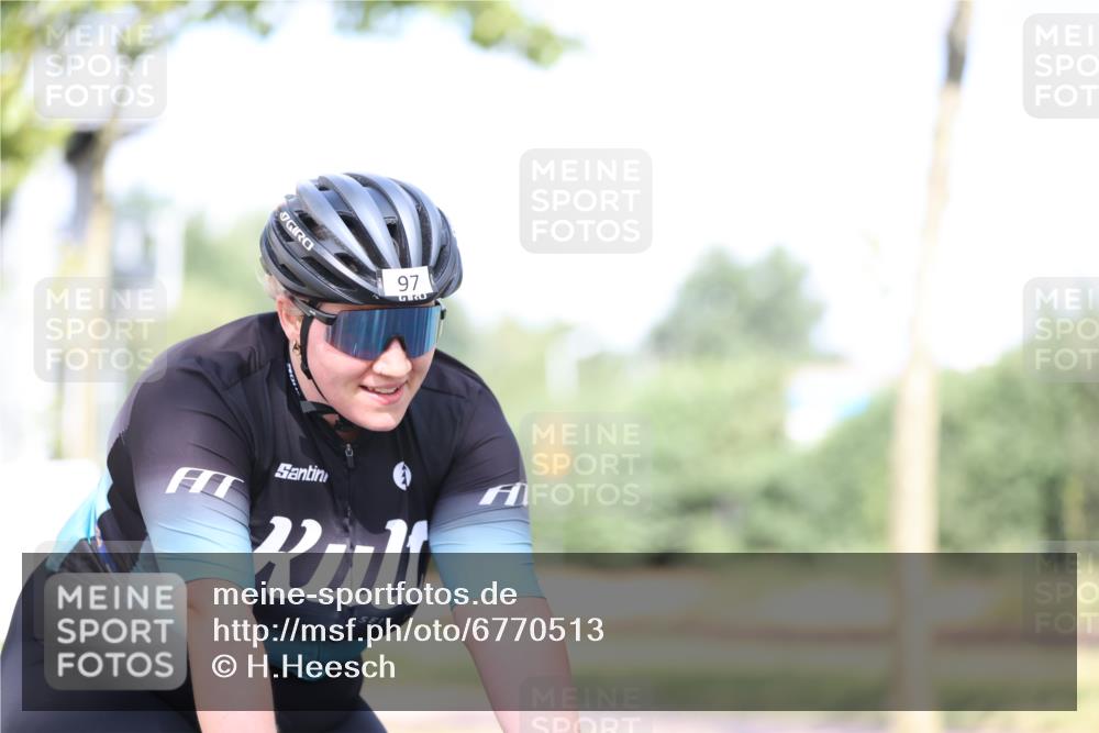 11.08.2024 - GEWOBA Citytriathlon Bremen H.Heesch http://msf.ph/oto/6770513 11.08.2024 10:45:08 Radfahren 13, 51, 54, 97 meine-sportfotos.de
