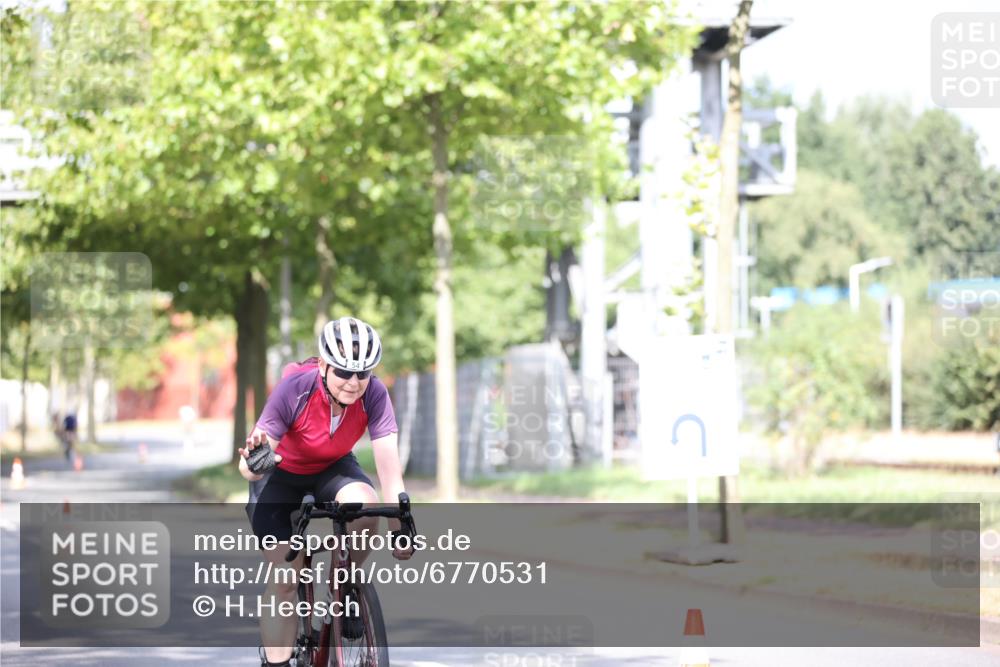 11.08.2024 - GEWOBA Citytriathlon Bremen H.Heesch http://msf.ph/oto/6770531 11.08.2024 10:45:12 Radfahren 13, 51, 54, 97 meine-sportfotos.de