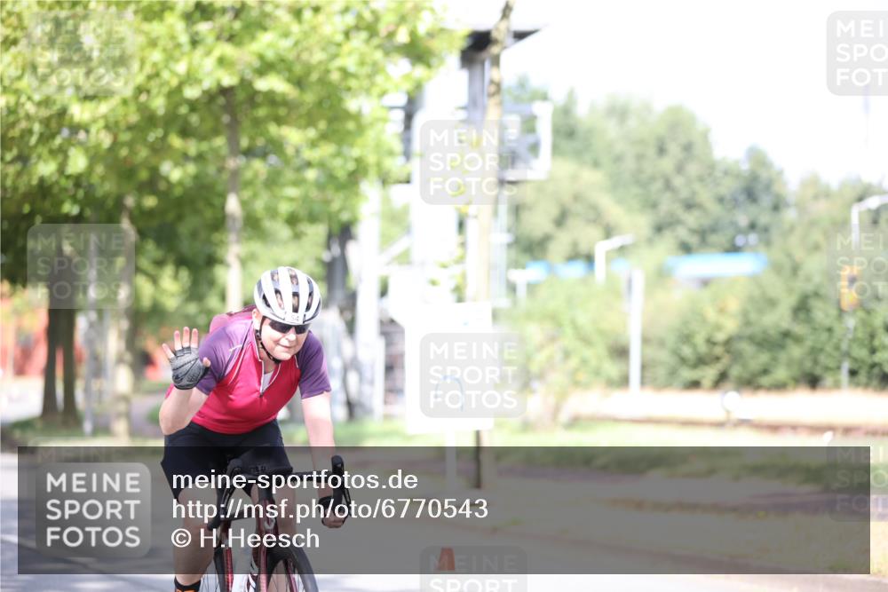 11.08.2024 - GEWOBA Citytriathlon Bremen H.Heesch http://msf.ph/oto/6770543 11.08.2024 10:45:12 Radfahren 13, 51, 54, 97 meine-sportfotos.de