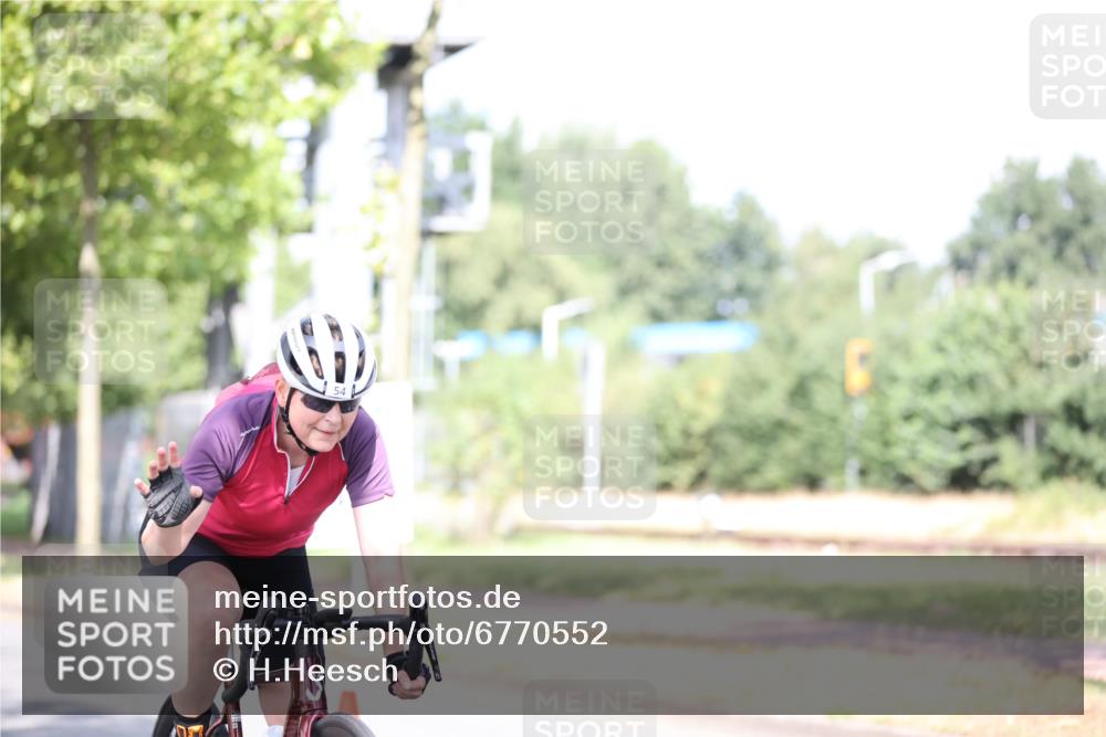 11.08.2024 - GEWOBA Citytriathlon Bremen H.Heesch http://msf.ph/oto/6770552 11.08.2024 10:45:12 Radfahren 13, 51, 54, 97 meine-sportfotos.de