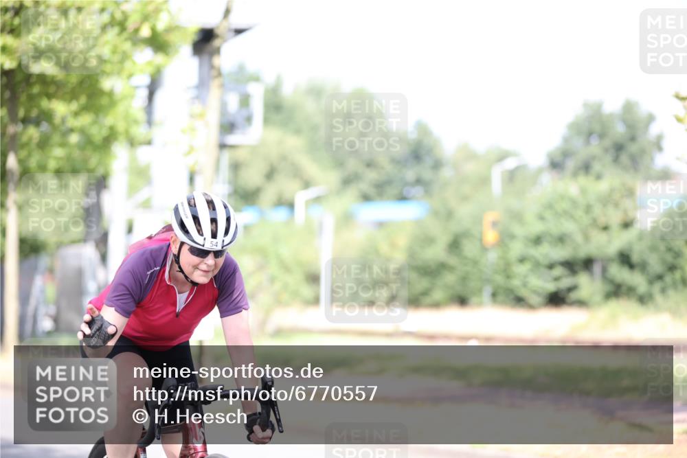11.08.2024 - GEWOBA Citytriathlon Bremen H.Heesch http://msf.ph/oto/6770557 11.08.2024 10:45:12 Radfahren 13, 51, 54, 97 meine-sportfotos.de