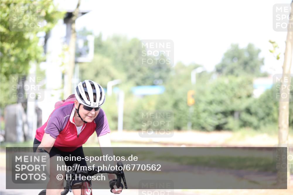 11.08.2024 - GEWOBA Citytriathlon Bremen H.Heesch http://msf.ph/oto/6770562 11.08.2024 10:45:13 Radfahren 13, 51, 54, 97 meine-sportfotos.de