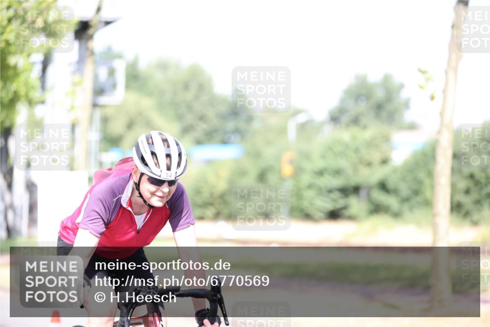 11.08.2024 - GEWOBA Citytriathlon Bremen H.Heesch http://msf.ph/oto/6770569 11.08.2024 10:45:13 Radfahren 13, 51, 54, 97 meine-sportfotos.de