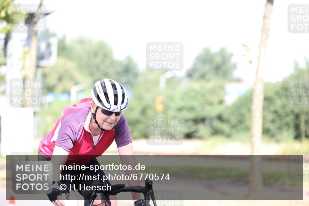 11.08.2024 - GEWOBA Citytriathlon Bremen H.Heesch http://msf.ph/oto/6770574 11.08.2024 10:45:13 Radfahren 13, 51, 54, 97 meine-sportfotos.de