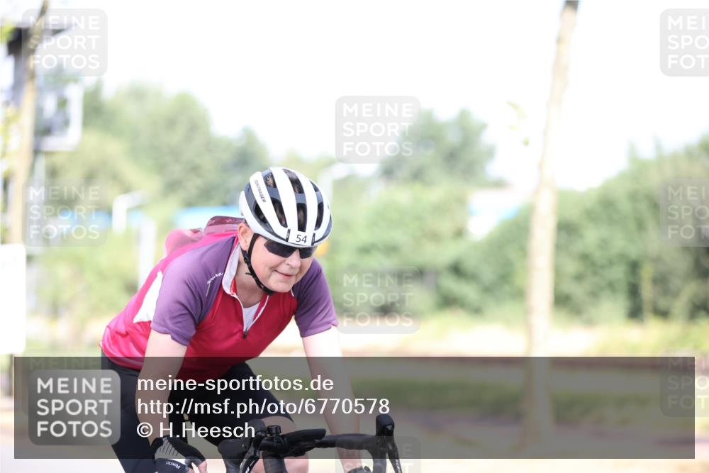 11.08.2024 - GEWOBA Citytriathlon Bremen H.Heesch http://msf.ph/oto/6770578 11.08.2024 10:45:13 Radfahren 13, 51, 54, 97 meine-sportfotos.de