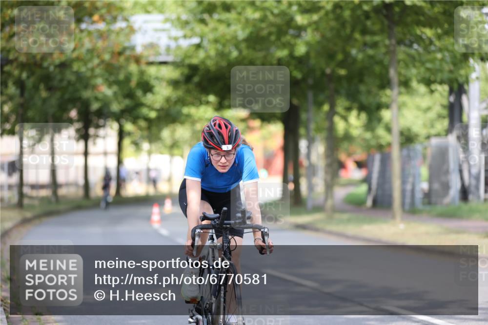 11.08.2024 - GEWOBA Citytriathlon Bremen H.Heesch http://msf.ph/oto/6770581 11.08.2024 10:38:19 Radfahren 3, 11, 29, 52, 56, 58, 94, 95 meine-sportfotos.de