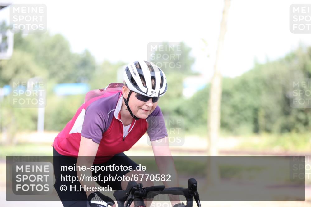 11.08.2024 - GEWOBA Citytriathlon Bremen H.Heesch http://msf.ph/oto/6770582 11.08.2024 10:45:13 Radfahren 13, 51, 54, 97 meine-sportfotos.de