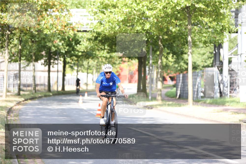 11.08.2024 - GEWOBA Citytriathlon Bremen H.Heesch http://msf.ph/oto/6770589 11.08.2024 10:45:22 Radfahren 51, 54, 93 meine-sportfotos.de