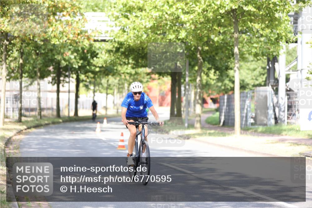 11.08.2024 - GEWOBA Citytriathlon Bremen H.Heesch http://msf.ph/oto/6770595 11.08.2024 10:45:22 Radfahren 51, 54, 93 meine-sportfotos.de