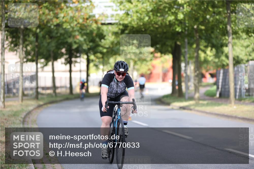11.08.2024 - GEWOBA Citytriathlon Bremen H.Heesch http://msf.ph/oto/6770633 11.08.2024 10:38:24 Radfahren 3, 4, 11, 29, 43, 52, 58, 94, 95 meine-sportfotos.de