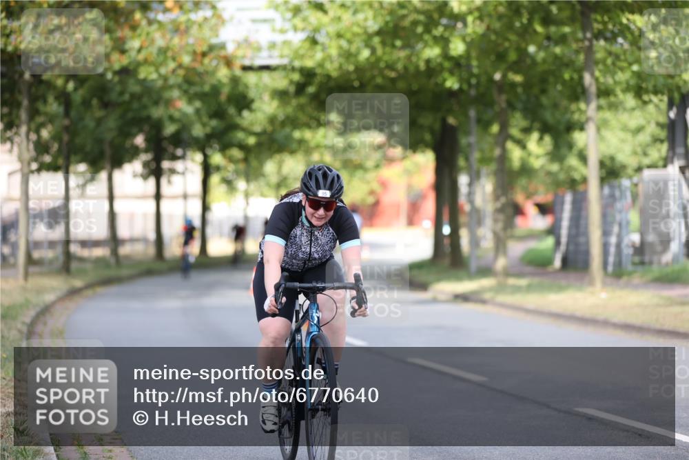 11.08.2024 - GEWOBA Citytriathlon Bremen H.Heesch http://msf.ph/oto/6770640 11.08.2024 10:38:24 Radfahren 3, 4, 11, 29, 43, 52, 58, 94, 95 meine-sportfotos.de