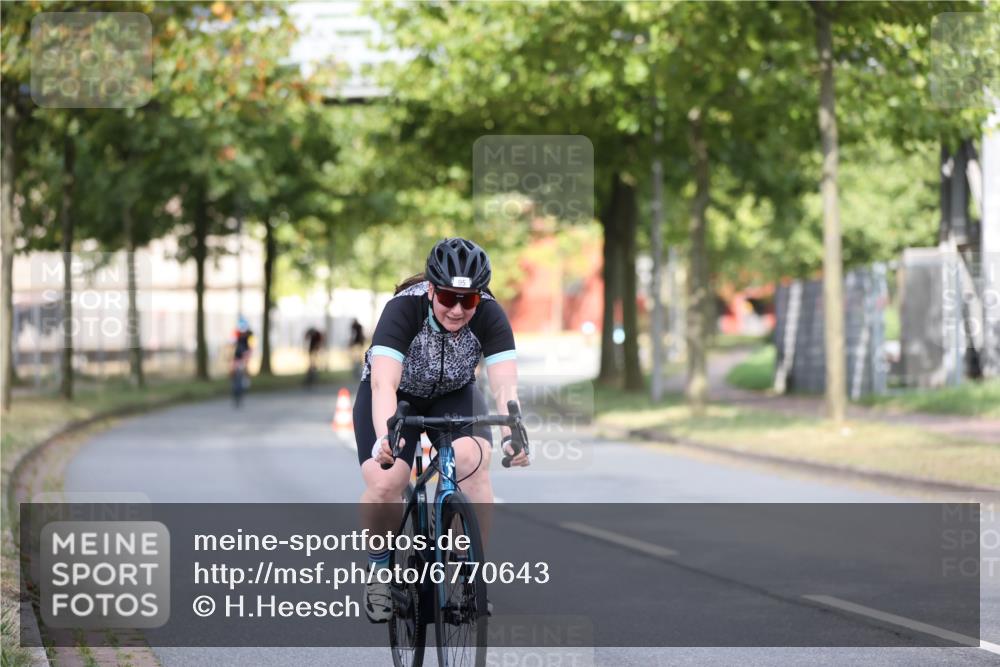 11.08.2024 - GEWOBA Citytriathlon Bremen H.Heesch http://msf.ph/oto/6770643 11.08.2024 10:38:24 Radfahren 3, 4, 11, 29, 43, 52, 58, 94, 95 meine-sportfotos.de