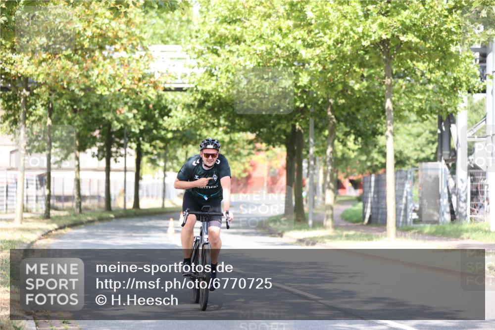 11.08.2024 - GEWOBA Citytriathlon Bremen H.Heesch http://msf.ph/oto/6770725 11.08.2024 10:45:30 Radfahren 51, 93 meine-sportfotos.de