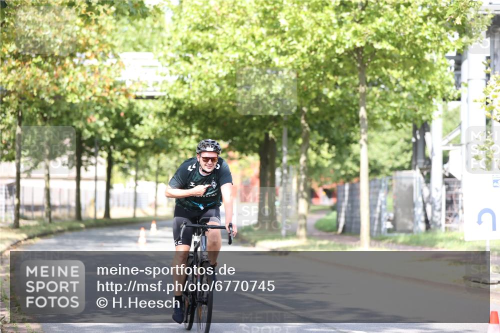 11.08.2024 - GEWOBA Citytriathlon Bremen H.Heesch http://msf.ph/oto/6770745 11.08.2024 10:45:30 Radfahren 51, 93 meine-sportfotos.de