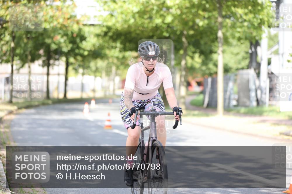 11.08.2024 - GEWOBA Citytriathlon Bremen H.Heesch http://msf.ph/oto/6770798 11.08.2024 10:45:51 Radfahren 50 meine-sportfotos.de