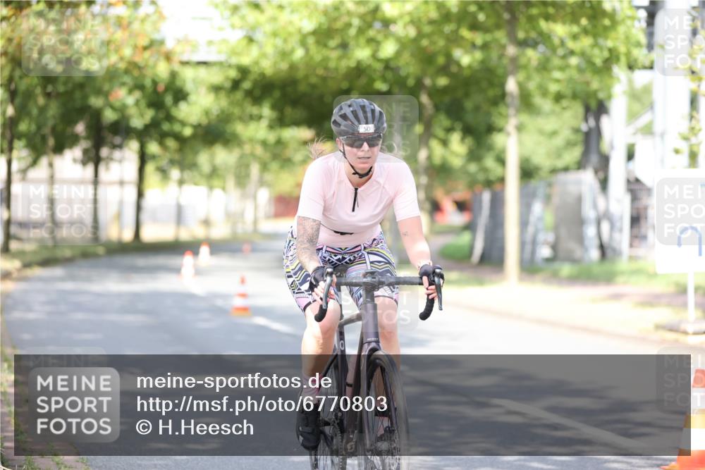 11.08.2024 - GEWOBA Citytriathlon Bremen H.Heesch http://msf.ph/oto/6770803 11.08.2024 10:45:51 Radfahren 50 meine-sportfotos.de