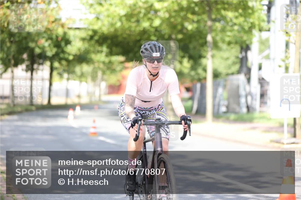11.08.2024 - GEWOBA Citytriathlon Bremen H.Heesch http://msf.ph/oto/6770807 11.08.2024 10:45:51 Radfahren 50 meine-sportfotos.de
