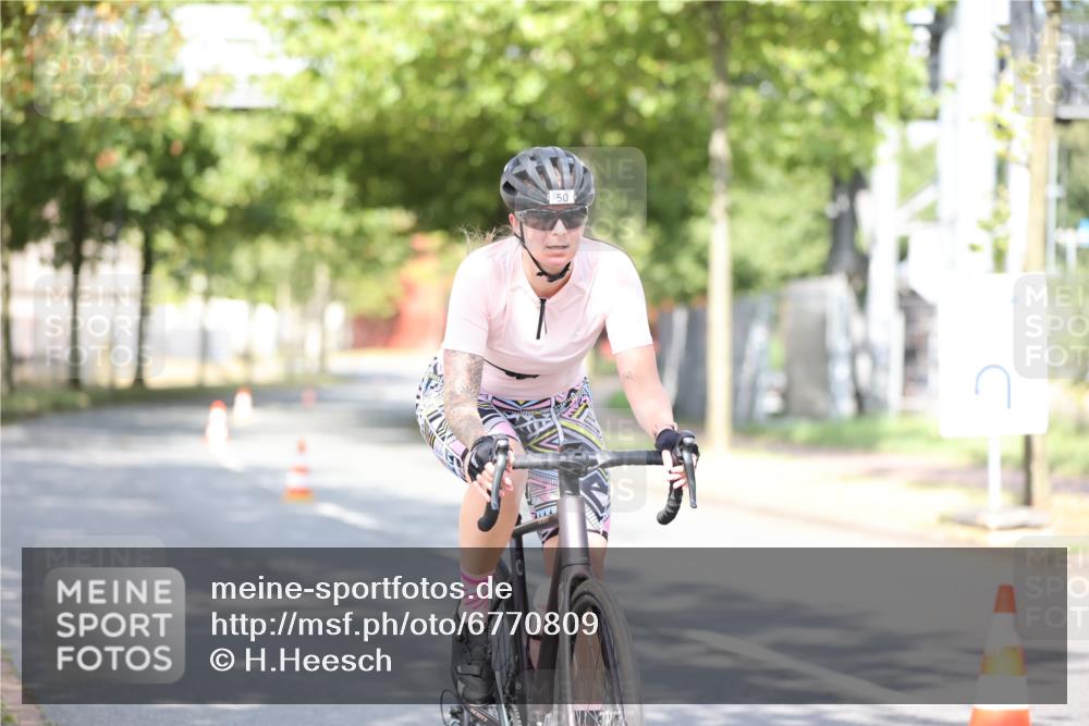 11.08.2024 - GEWOBA Citytriathlon Bremen H.Heesch http://msf.ph/oto/6770809 11.08.2024 10:45:51 Radfahren 50 meine-sportfotos.de