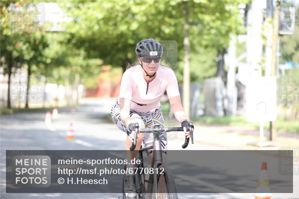 11.08.2024 - GEWOBA Citytriathlon Bremen H.Heesch http://msf.ph/oto/6770812 11.08.2024 10:45:51 Radfahren 50 meine-sportfotos.de