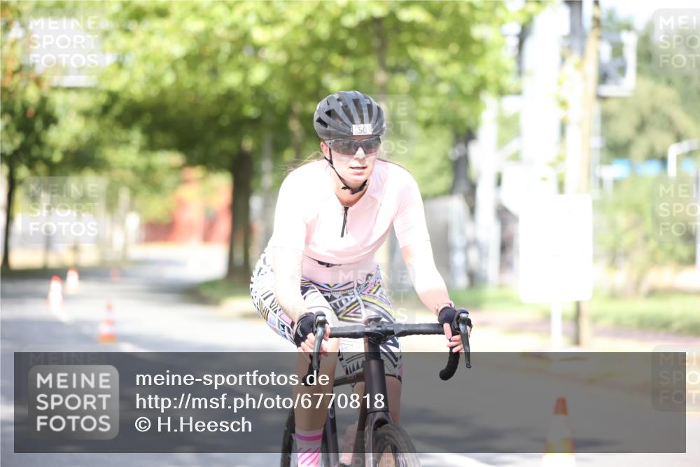 11.08.2024 - GEWOBA Citytriathlon Bremen H.Heesch http://msf.ph/oto/6770818 11.08.2024 10:45:51 Radfahren 50 meine-sportfotos.de