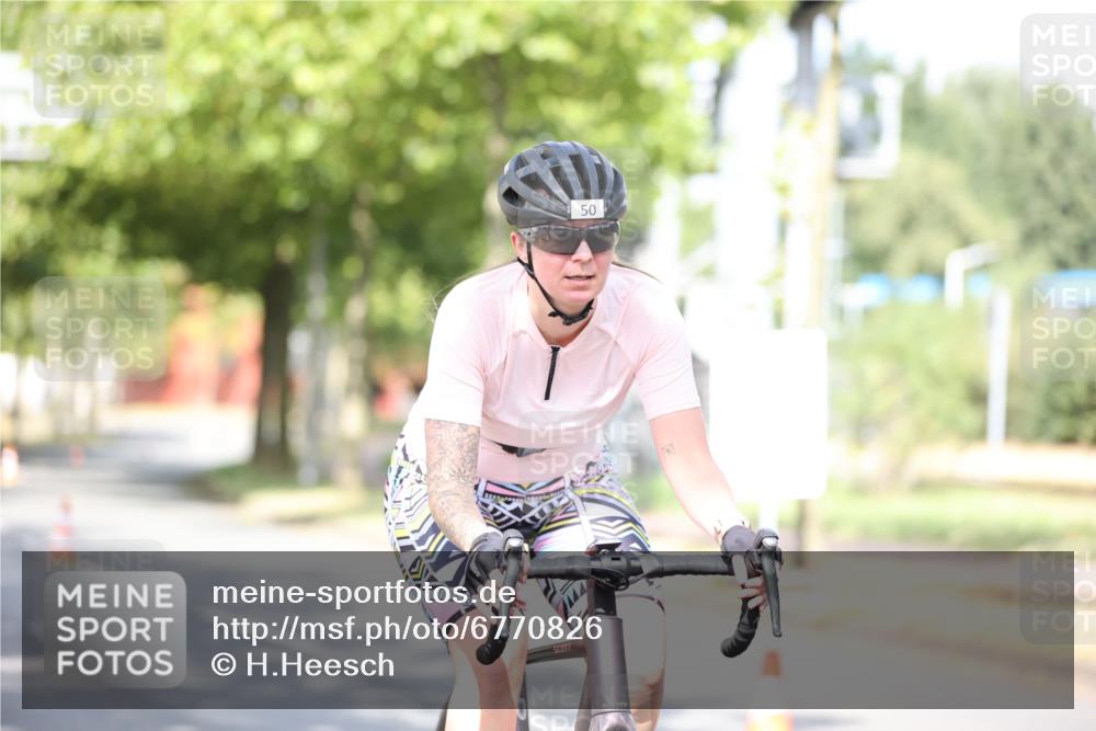 11.08.2024 - GEWOBA Citytriathlon Bremen H.Heesch http://msf.ph/oto/6770826 11.08.2024 10:45:51 Radfahren 50 meine-sportfotos.de