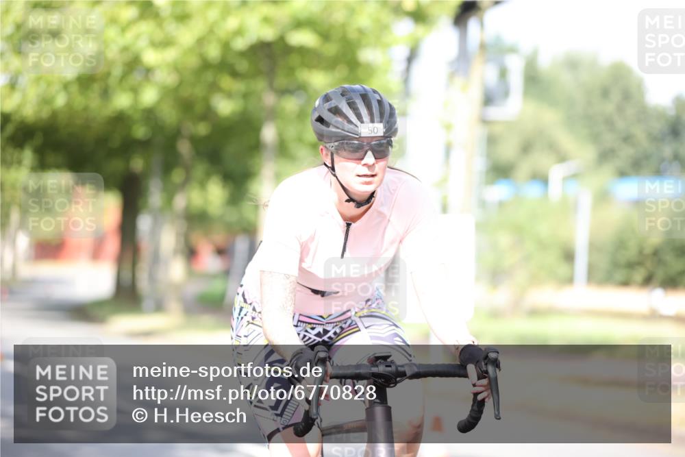 11.08.2024 - GEWOBA Citytriathlon Bremen H.Heesch http://msf.ph/oto/6770828 11.08.2024 10:45:51 Radfahren 50 meine-sportfotos.de