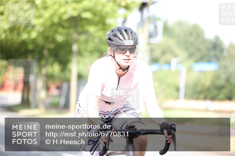 11.08.2024 - GEWOBA Citytriathlon Bremen H.Heesch http://msf.ph/oto/6770831 11.08.2024 10:45:51 Radfahren 50 meine-sportfotos.de