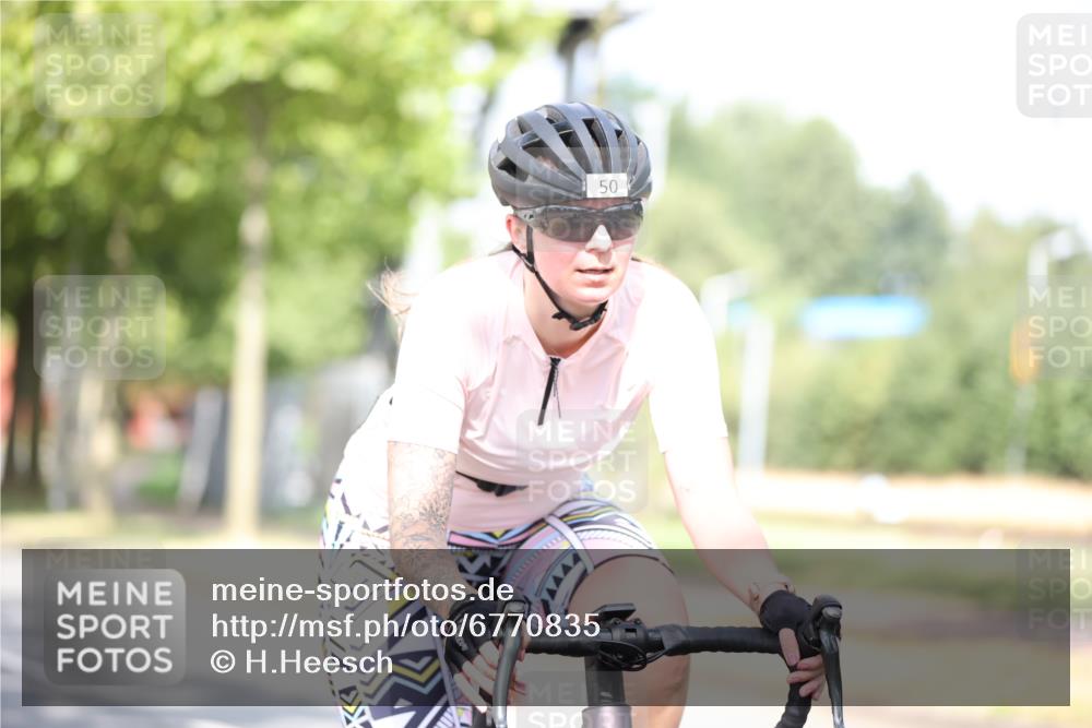 11.08.2024 - GEWOBA Citytriathlon Bremen H.Heesch http://msf.ph/oto/6770835 11.08.2024 10:45:52 Radfahren 50 meine-sportfotos.de