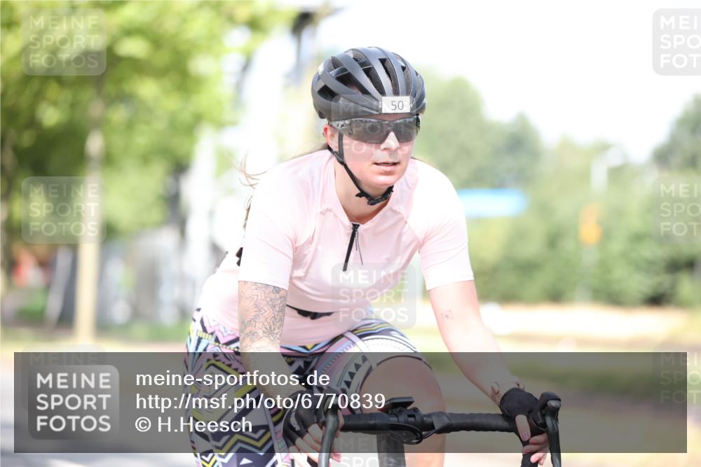 11.08.2024 - GEWOBA Citytriathlon Bremen H.Heesch http://msf.ph/oto/6770839 11.08.2024 10:45:52 Radfahren 50 meine-sportfotos.de