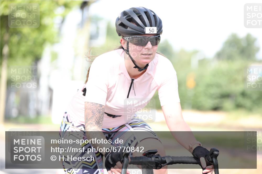 11.08.2024 - GEWOBA Citytriathlon Bremen H.Heesch http://msf.ph/oto/6770842 11.08.2024 10:45:52 Radfahren 50 meine-sportfotos.de