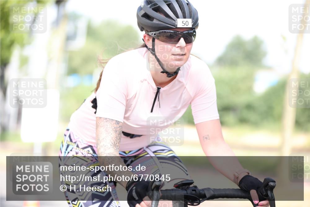 11.08.2024 - GEWOBA Citytriathlon Bremen H.Heesch http://msf.ph/oto/6770845 11.08.2024 10:45:52 Radfahren 50 meine-sportfotos.de