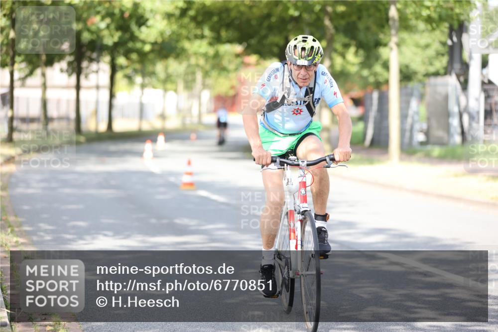 11.08.2024 - GEWOBA Citytriathlon Bremen H.Heesch http://msf.ph/oto/6770851 11.08.2024 10:46:10 Radfahren 111 meine-sportfotos.de