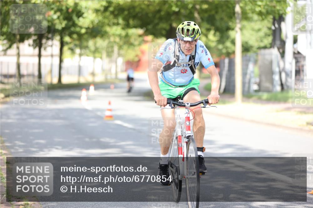 11.08.2024 - GEWOBA Citytriathlon Bremen H.Heesch http://msf.ph/oto/6770854 11.08.2024 10:46:10 Radfahren 111 meine-sportfotos.de