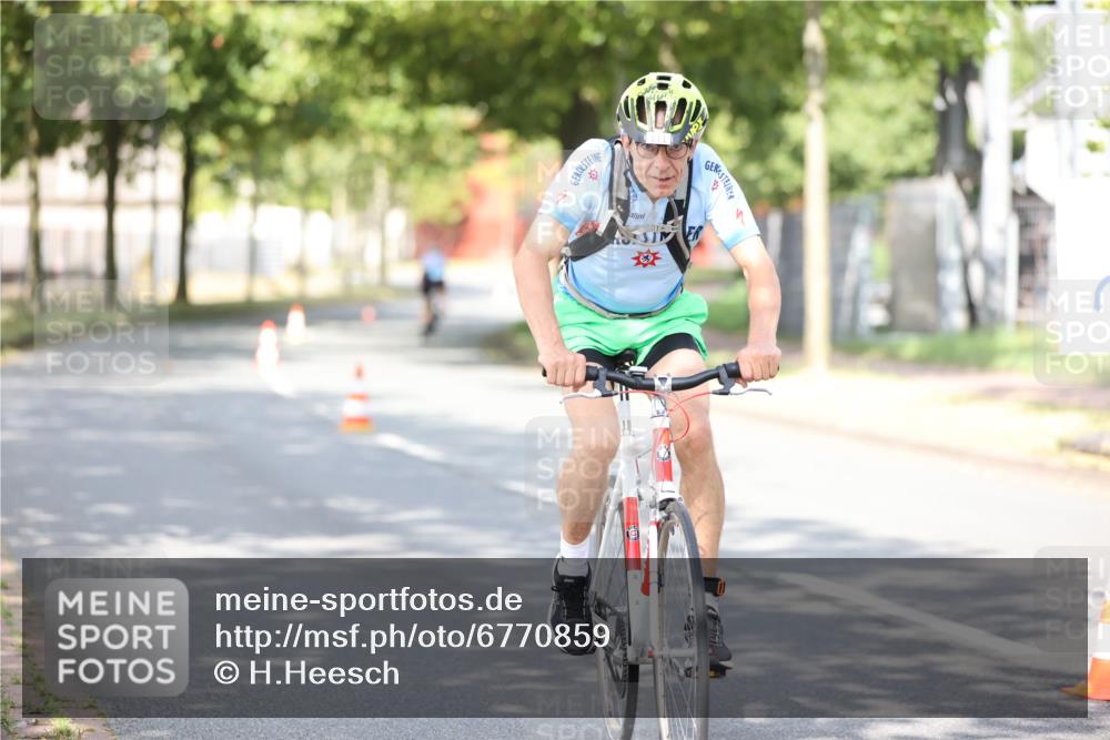 11.08.2024 - GEWOBA Citytriathlon Bremen H.Heesch http://msf.ph/oto/6770859 11.08.2024 10:46:10 Radfahren 111 meine-sportfotos.de