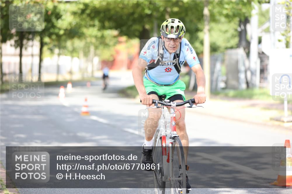 11.08.2024 - GEWOBA Citytriathlon Bremen H.Heesch http://msf.ph/oto/6770861 11.08.2024 10:46:11 Radfahren 111 meine-sportfotos.de